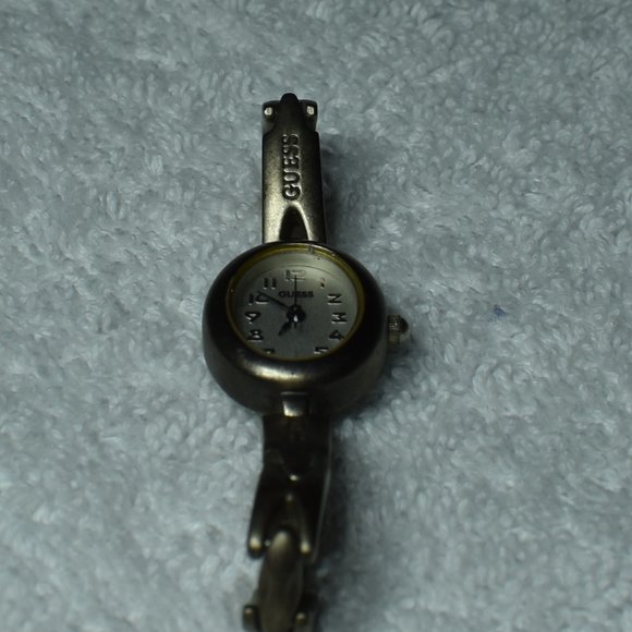 Vintage Guess Titanium Qwartz Watch w/ White Face - Picture 6 of 16